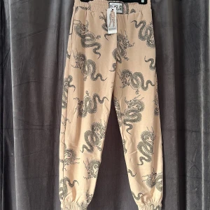 Mjukisbyxor  - Mjukisbyxor ifrån Newyorker. Finns toppen som är med på prislappen men har ej den här just nu men kan hämta ifall man blir intresserad. Strl S. Byxor 189kr och tröjan ska jag kolla upp pris på. 