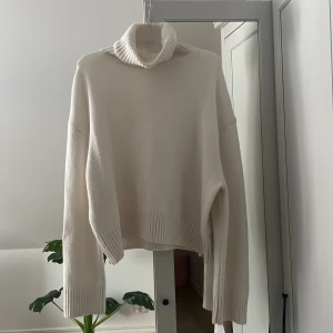 Stickad tröja hm  - Säljer denna stickade tröja från hm med polo krage 