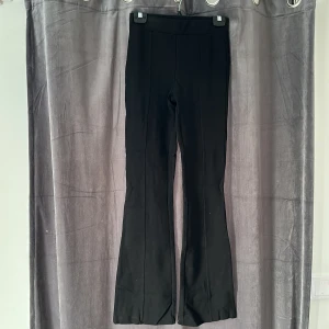 Byxor  - Svarta utsvängda byxor ifrån Gina tricot, strl S men passar XS också. Prislapp sitter kvar på dem. 