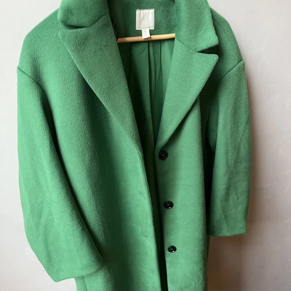 Fin lång grön kappa från hm, knappt andvänd. Stl s men oversized i modellen (passar mig som är lång).. Jackor.