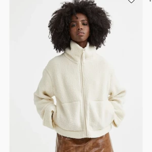 Teddyjacka - säljer nu min teddyjacka från Hm, då den inte passar mig! köpt här på plick🤎nyskick⭐️