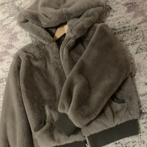 Jacka - Mysig och len samt bekväm jacka som är varm. Använd några få gånger. 