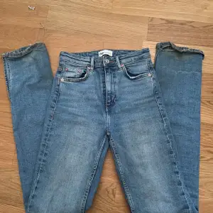 Jeans med slit. Dem är använda så dem är lite slitna nere vid fötterna annars skulle jag säga att dem är i bra skick. Hör av dig vid fler frågor❤️