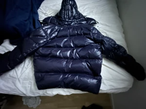 Moncler branson down jacka - Cartoonen har ramlat av, men kommer separat vid sidan om. Förutom detta så finns det inga fläckar eller hål på jackan.