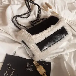 White ”Teddy” bag, snygg väska med vita Teddy detaljer, justerbar rem😊