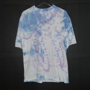 Collusion t shirt - Tie dye tshirt från Collusion - ASOS med coolt truck på baksidan. Stl är XS men den är oversized och sitter som en S/M beroende på hur oversized man vill ha den.