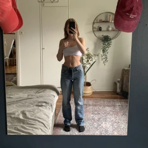 Zara jeans strl 34 - Super snygga jean i strl 34. Jag skulle säga att dem är midrise och dem går ner till marken på mig som är 162.❤️Dem är knappt använda då dem inte kom till my let användning för mig så dem är i nyskick.❤️❤️