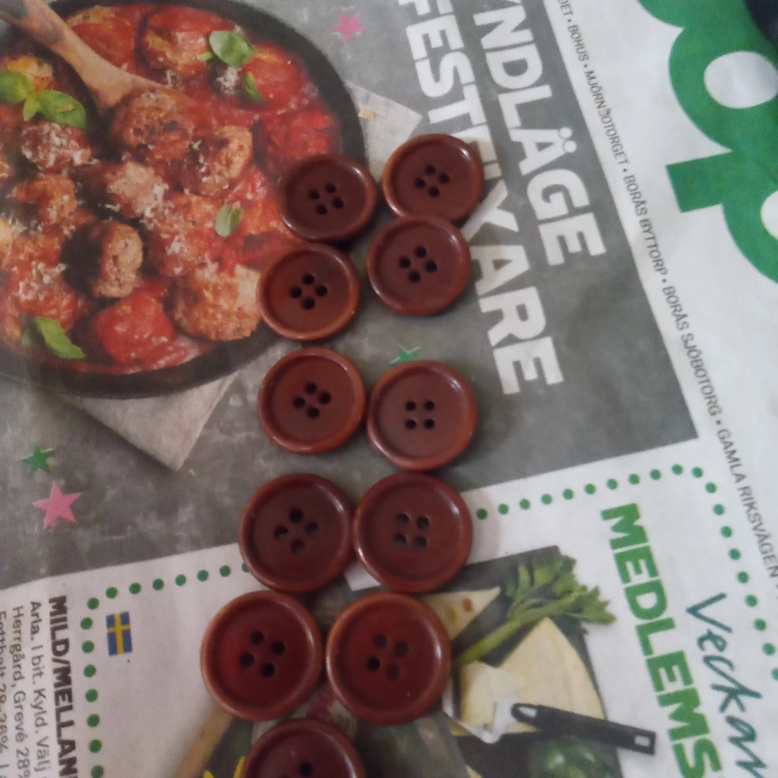 Bruna runda plastknappar ca 2 cm stora plast . - 90