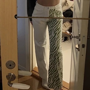 Jeans - Så snygga jeans från Shein i strl 36! Verkligen älskar dessa🥰 inga defekter! Nypris är 260 kr & tror inte dessa finns kvar ⭐️ jag är 171 cm lång!