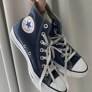 Converse - Supersnygga converse i den klassiska modellen. Använt 3-4 gånger, (men ska tvätta dem där framtill)💕. Storlek 39! 