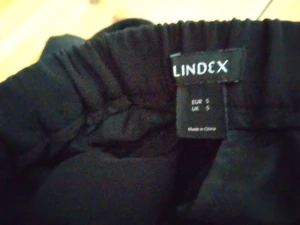 svarta byxor  - Helt nya svarta byxor med fickor på sidan och mudd längst ner