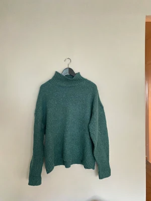 Stickad tröja - Grön stickad tröja med lite polokrage ifrån Lager157 i strl L (passar även M). Betalning sker via swish så hör av dig om du är intresserad🥰