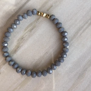 Kristall armband  - Super coolt armband med kristaller som jag inte använder. Inte riktiga kristaller/stenar. Jättefin i färgerna och liten gulddetalj !🫶🏼