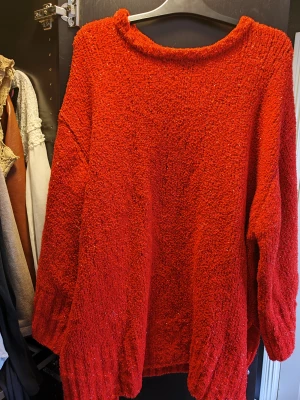 Stickad tröja  - Röd med glitter Stl L Xl Nypris 599kr Helt ny