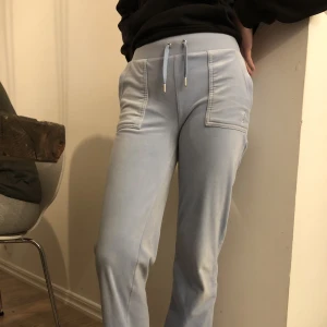 Juicy ljusblå - Ett par fina ljusblåa juicy. Dom har tyvärr en söm som gått upp mellan benen men det syns ingenting igenom och det har inte påverkat mig alls. Säljer för att jag vill köpa en annan färg. Kan också tänka mig att byta mot klarblåa.