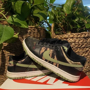 Nike Dunk Low Crazy Camo - Hej, säljer mina Dunks Crazy Camo. De är i bra skick och lätta att fixa till ännu bättre. Storlek 43 och True To Size. Priset är inte hugget i sten. Hör av dig vid frågor.