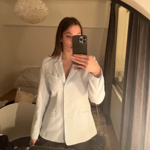 Kavaj - Snygg kavaj som är lite figursydd i en fin babyblå färg! Säljer då den inte kommer till användning❤️