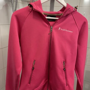 Peak performance Damtröja  - Snygg peak performance tröja i storlek L men passar även M  Fint skick inget att anmärka på 