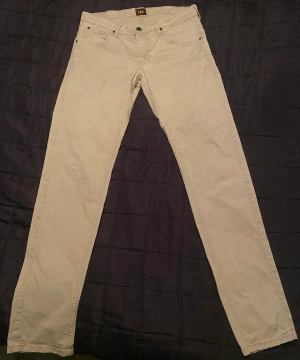 Lee byxor W32 L34 - Ett par fina Lee byxor, de sitter jätte bra. Däremot så har jag aldrig använt dom, så de ser ut som nya. Ordinarie pris var 500kr 