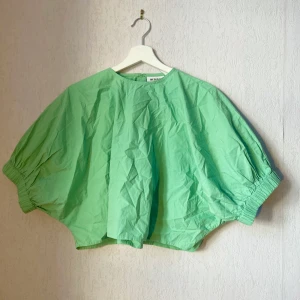 CropTop från Weekday - Grön topp från Weekday. Puffiga ärmar, kort i passform - CropTop. Storlek XS, men stor i storleken. Jag har vanligtvis M/L. Fin grön färg. Inga defekter eller fläckar. Använd endast två gånger.