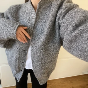 Virala bomberjackan  - Säljer denna sjukt snygga och  virala bomberjackan som är helt slut från lager!!   ⚠️PS!! Fråga inte mig om fler bilder eller onödiga frågor, inte heller om jag vill byta⚠️