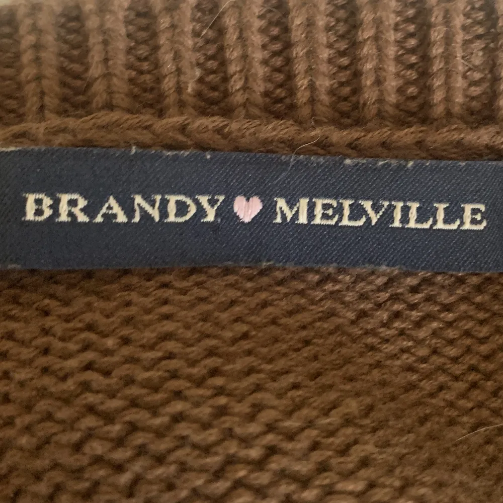 Så fin stickad tröja från Brandy Melville. Jag köpte den för 2 år sedan men har knappt använt den. Den sitter som en L på mig som är en S. Den är i väldigt bra skick💗. Stickat.