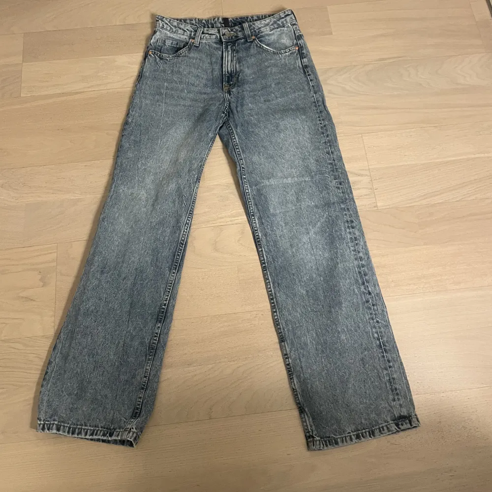 Blå Mid waist jeans från h&m. Använda fåtal gånger. Stl 36 men mer som 38. Jeans & Byxor.