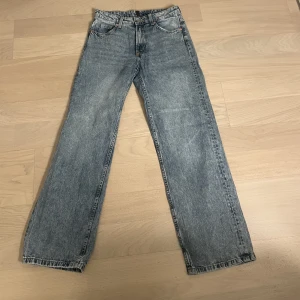 Mid waist jeans - Blå Mid waist jeans från h&m. Använda fåtal gånger. Stl 36 men mer som 38