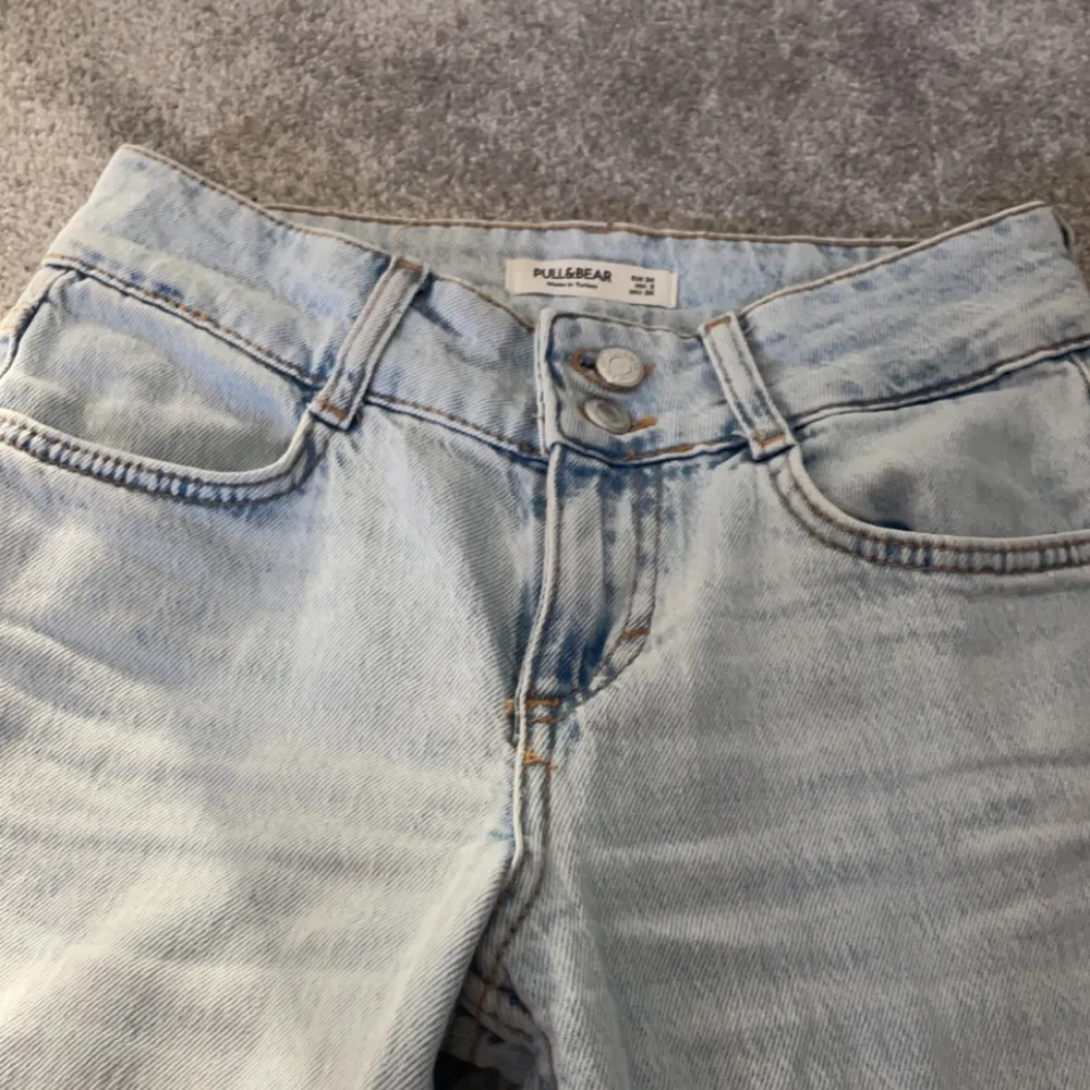 Hej, säljer dessa as coola pull&beer jeans i färgen ljusblå, skriv på dm för mer bilder eller information! 💘. Jeans & Byxor.