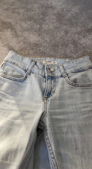 Pull&beer jeans - Hej, säljer dessa as coola pull&beer jeans i färgen ljusblå, skriv på dm för mer bilder eller information! 💘