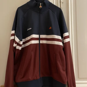 ellesse tracksuit - super snygg sweatjacka från ellesse. oanvänd, Storlek L 