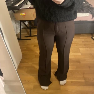 Bruna kostymbyxor - Säljer dem här jättefina kostymbyxorna från nelly trend i storlek 38, är ganska stora i storleken så skulle säga att de mer är som storlek 40, de är i bra skick säljer då de är lite stora på mig