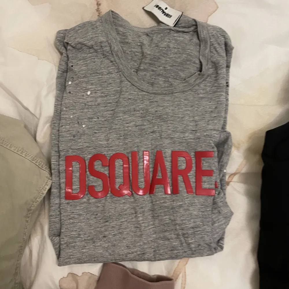 Dsquared tshirt Cond 6/10 Pris 700kr Vid fler bilder/frågor hör av er i dm. T-shirts.