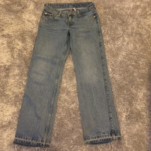 weekday arrow low jeans - säljer dessa jeans, köpte från en annan säljare på plick, nypris 500kr. är lite trasiga längst ner