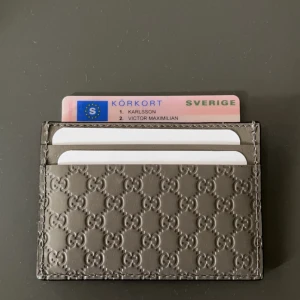 Gucci korthållare - Svinsnygg ljusgrå Gucci Korthållare, splitterny. Pris i butik 2800, mitt pris 1100 allin. Ingen låda eller kvitto men självklart äkta🙌🏼