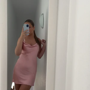 Gina klänning - Super fin rosa satin klänning från gina tricot i stl 38💛säljer för 200+ frakt💛