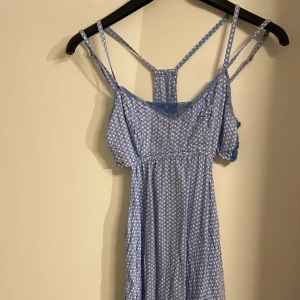 Klänning från hollister - En väldigt fin klänning på hollister i bra skick då den varit sparsamt använd. Om annonsen finns kvar finns plagget kvar. Använd gärna köp direkt