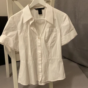Blus Marc Jacobs - Helt oanvänd blus från Marc Jacobs. Har bara stått i garderoben. Strl S. Kan behöva strykas.
