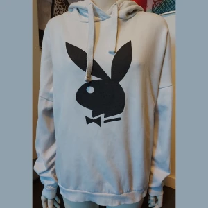 Playboy hoodie stl S  - En snygg hoodie med playboykaninen i storlek S, men den är översized så passar garanterat en M också. Dessvärre har den fått en liten fläck på framsidan, dock är den ganska diskret och syns knappt om man inte vet att den är där. Eventuell frakt tillkommer 🤍🐰