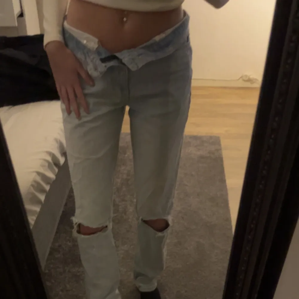 Säljer mina jeans med hål från gina, använd fåtal gånger🤍. Jeans & Byxor.