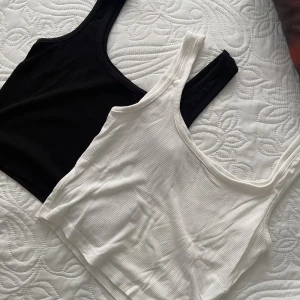 Svart och vitt linne - Svart och vitt ribbstickat linne med fyrkantig urringning. I storlek XS. 40kr + frakt