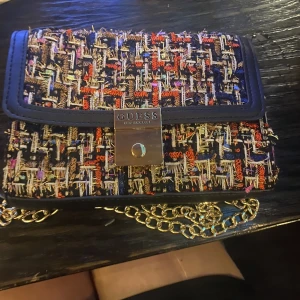 Guess väska - Jättegullig somrig handväska från märket guess. Helt ny och knappat använd. Säljer för 500kr