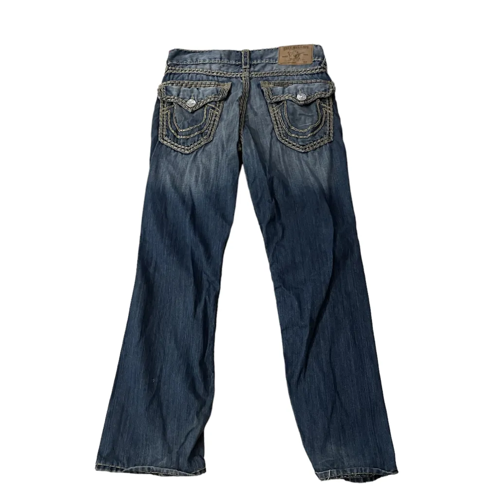 Säljer mina feta true religion jeans. Sjukt rare model på dom! . Jeans & Byxor.