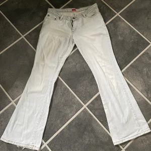 Crocker jeans - Säljer dessa lågmidjade jeansen från crockers, har ett litet hål ovanför bakfickan (bild 2) annars bra skick 