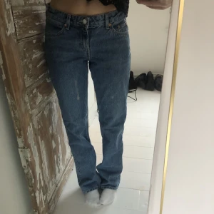 Lågmidjade jeans  - Säljer dessa jeans från weekday i modellen arrow, de är i storlek 26/32. Säljer för 250kr + frakt (66kr)💓