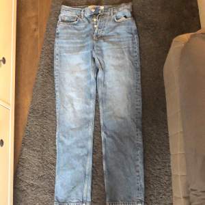 Säljer nu mina lågmidjade blå jeans från Gina. Köpta för ca 1,5 år sedan, och jag säljer de då dom har blivit för små! Jag är ca 172cm. Köpta för ca 500-600kr.