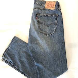 Levis 505 Vintage Levis Jeans Bra hållbart material, skön passform Midja: 43 cm  Ben innerlängd: 77 cm Hela benet: 101 cm Benöppning: 20cm 