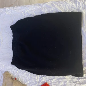 Svart mjukiskjol  - Skön och fin svart kjol, säljer pga överflöd på svarta kjolar