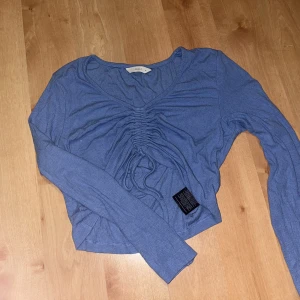 Topp - Säljer denna supersöta somriga toppen. Köpt på VILA i strl M men passar mig som har S. Använd några enstaka gånger, så den är i fint skick!💙 Köpt för 250 kr o säljer för 100 kr. 