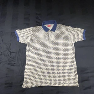 Supreme polo t-shirt  - Somrig piké från supreme, bra skick. Väldigt skönt material.